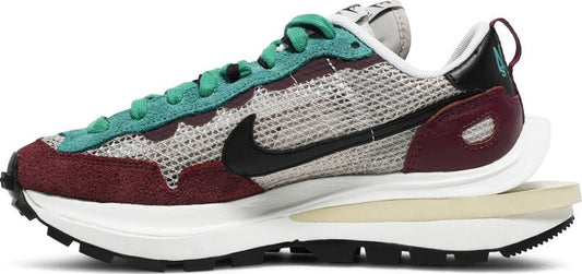 NIKE x SACAI - Nike VaporWaffle SP Villain Red Neptune Green x Sacai Sneakers